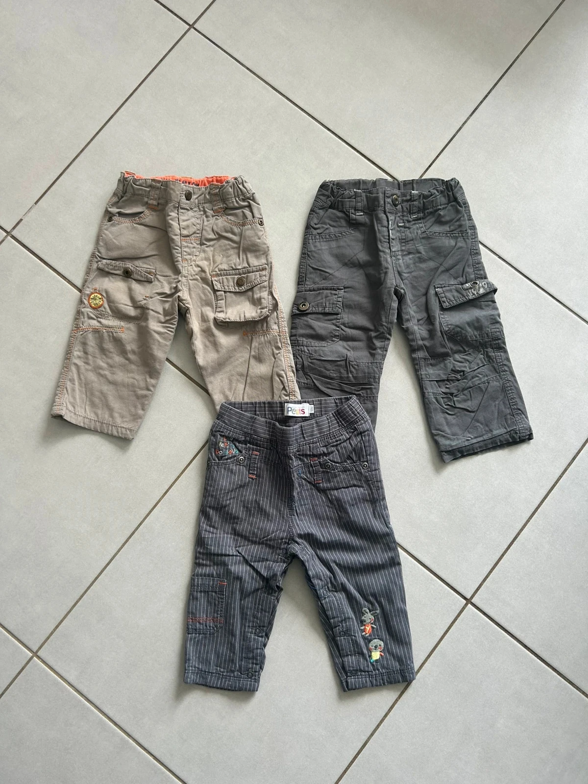 Lot 5 pantalons + 1 gilet à capuche garçon 12 mois – photo 3